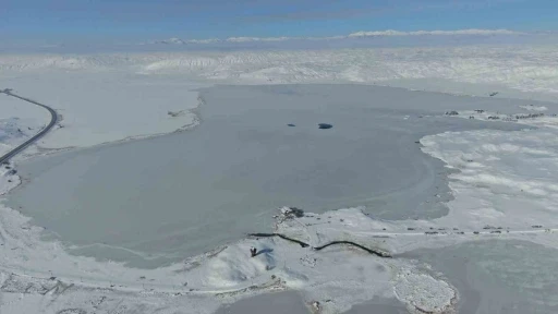 Efsanesi dilden dile dolaşan g&ouml;l tamamen dondu
