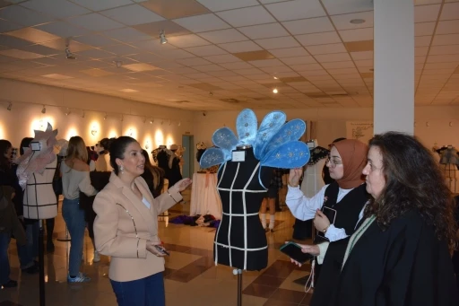 Egeli moda tasarım &ouml;ğrencileri atık kumaşları sanata d&ouml;n&uuml;şt&uuml;rd&uuml;
