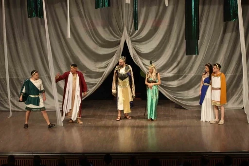 EGİAD Tiyatro Kul&uuml;b&uuml;&rsquo;nden anlamlı gece

