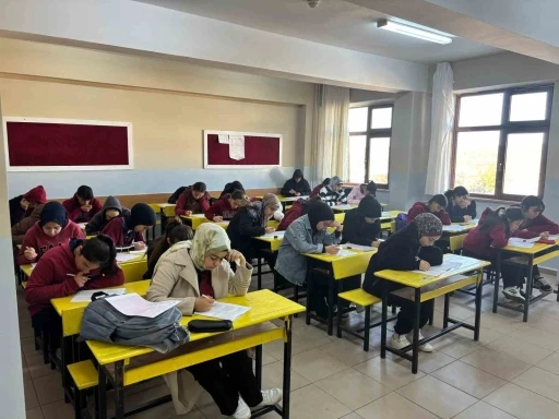 Eğil Belediyesinden 11 ve 12. sınıf &ouml;ğrencilerine y&ouml;nelik &ouml;d&uuml;ll&uuml; deneme sınavı yapıldı
