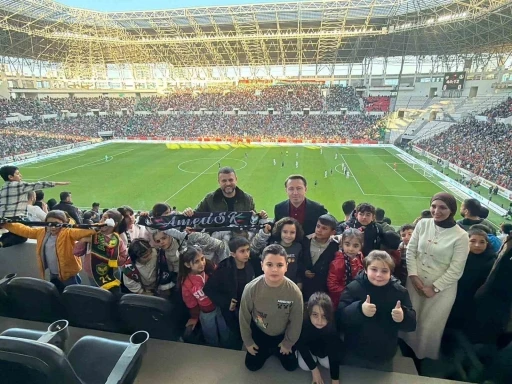 Eğil&rsquo;in minikleri Amed Sportif Faaliyetler - Sakaryaspor ma&ccedil;ında ilk kez trib&uuml;n heyecanı yaşadı
