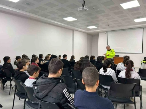 Eğirdir&rsquo;de 135 &ouml;ğrenciye trafik g&uuml;venliği eğitimi verildi

