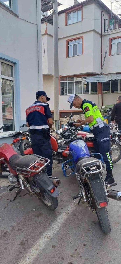 Eğirdir’de motosiklet denetimlerinde iki sürücüye 3 bin 160 TL para cezası
