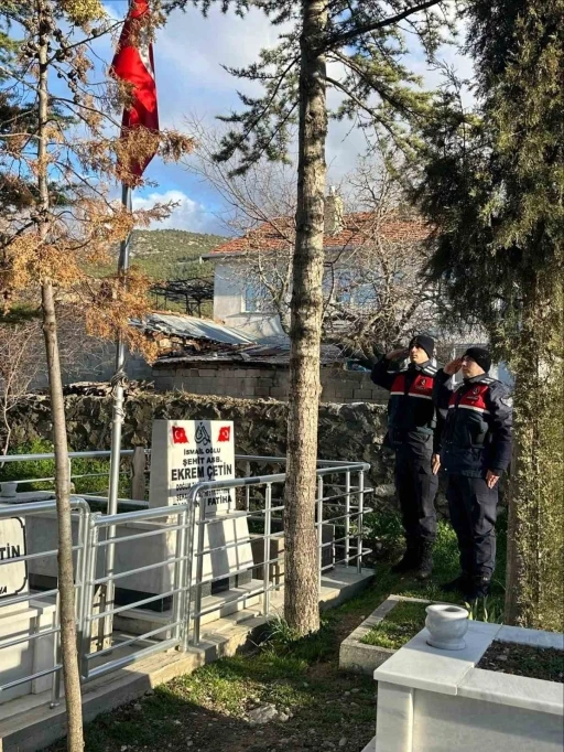 Eğirdir&rsquo;de şehit kabirleri d&uuml;zenli olarak denetleniyor
