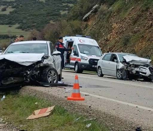 Eğirdir&rsquo;de zincirleme kazada 3 kişi yaralandı
