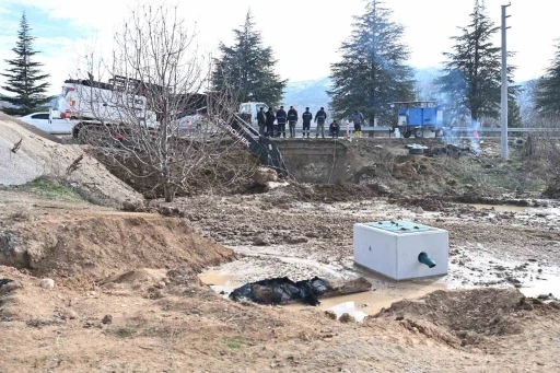 Eğirdir&rsquo;den gelen i&ccedil;me suyu borusundaki patlak ekiplerce giderildi
