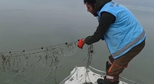 Eğirdir Gölü’nde 500 metrelik kaçak ağ ele geçirildi

