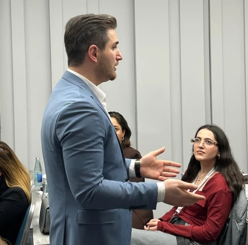 Eğitim Bilimci Paşayev&rsquo;in Bak&uuml;&rsquo;deki &lsquo;Beden Dili ve Etkili İletişim&rsquo; semineri yoğun ilgi g&ouml;rd&uuml;
