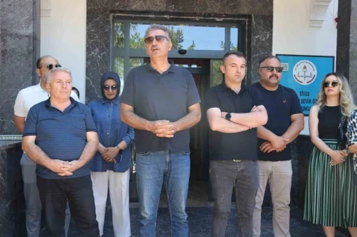Eğitim kurumu konkordato ilan etti, veliler okul &ouml;n&uuml;nde toplandı
