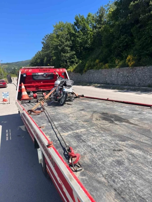 Egzoz patlatarak &ccedil;evreye rahatsızlık veren motosiklet s&uuml;r&uuml;c&uuml;s&uuml;ne ceza yağdı
