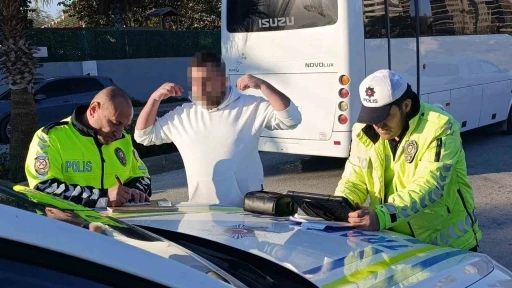 Ehliyetine el konulan s&uuml;r&uuml;c&uuml; &uuml;&ccedil;&uuml;nc&uuml; kez alkoll&uuml; yakalandı, 390 bin lira rekor ceza uygulandı
