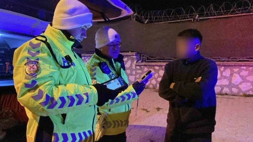 Ehliyetini 2 yıl &ouml;nce aldığını s&ouml;yledi, aday s&uuml;r&uuml;c&uuml; olduğu tespit edilince ehliyeti iptal edildi
