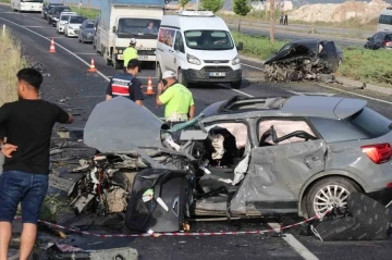 Ehliyetsiz gencin kullandığı lüks araç karşı şeride geçip kazaya neden oldu: 1 ölü, 1 yaralı
