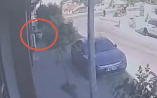 Ehliyetsiz gencin kullandığı otomobil motosiklet mağazasına daldı: 2,3 milyonluk zarar meydana geldi
