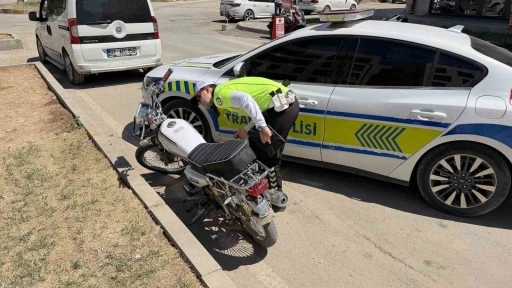 Ehliyetsiz motosiklet s&uuml;r&uuml;c&uuml;s&uuml;ne 2 haftada 221 bin TL ceza kesildi
