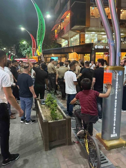Ehliyetsiz motosiklet sürücüsünü yakalayan bekçiler ile vatandaşlar arasında gerginlik
