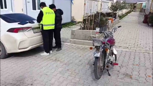 Ehliyetsiz motosikletlinin sosyal medya şovu 77 bin TL&rsquo;ye patladı
