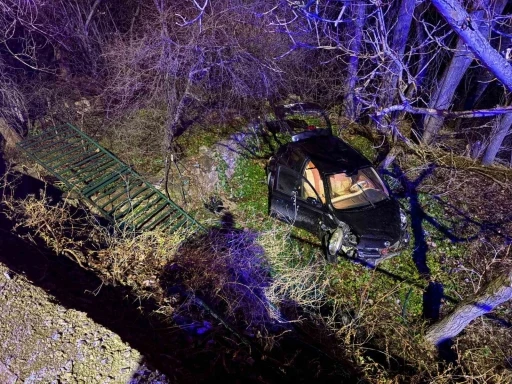 Ehliyetsiz s&uuml;r&uuml;c&uuml; 5 metrelik bah&ccedil;e duvarından u&ccedil;tu: 1 yaralı
