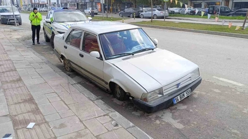 Ehliyetsiz s&uuml;r&uuml;c&uuml; kaldırıma &ccedil;arpıp ka&ccedil;tı ama polis yakaladı
