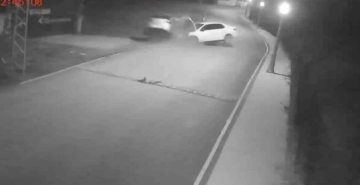 Ehliyetsiz s&uuml;r&uuml;c&uuml; kazaya karışmıştı anların kamera g&ouml;r&uuml;nt&uuml;s&uuml; oraya &ccedil;ıktı
