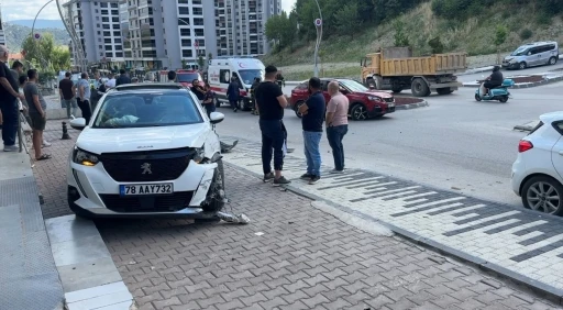 Ehliyetsiz s&uuml;r&uuml;c&uuml;n&uuml;n karıştığı kazada anne ile kızı yaralandı
