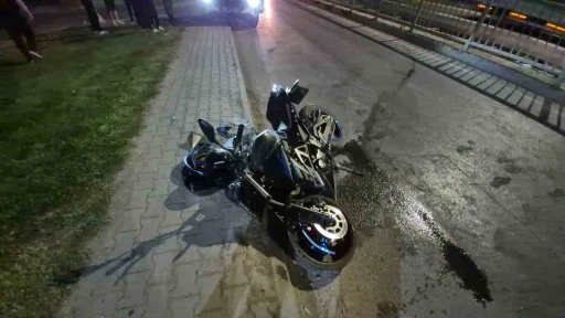 Ehliyetsiz s&uuml;r&uuml;c&uuml;n&uuml;n kullandığı motosiklet kaldırıma &ccedil;arptı: 1 yaralı
