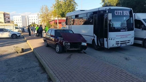 Ehliyetsiz sürücünün kullandığı otomobil halk otobüsü ve motosiklete çarptı: 1 yaralı
