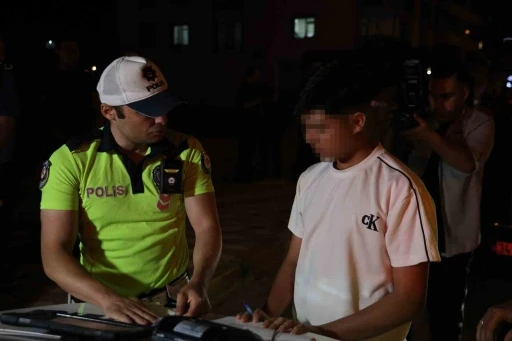 Ehliyetsiz yakalanan 16 yaşındaki &ccedil;ocuk s&uuml;r&uuml;c&uuml; ve ara&ccedil; sahibine 80 bin lira ceza
