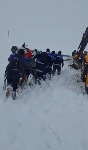 Ekipler enerji i&ccedil;in seferber oldu: Ekipler direkleri sırtında taşıdı
