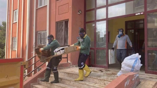 Ekipler gaz maskesiyle girdi iki g&uuml;nde temizledi: Evden 7 kamyonet &ccedil;&ouml;p &ccedil;ıktı
