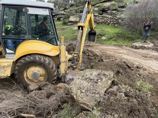 Ekipler sahaya indi, kapanan bah&ccedil;e yolları a&ccedil;ıldı
