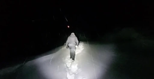 Ekipler yoğun sis ve kar altında 3 kilometre y&uuml;r&uuml;y&uuml;p hastaya ulaştı
