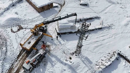 Ekipler zorlu hava şartlarında enerji hatlarını onarıyor
