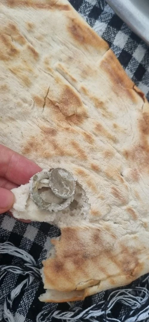 Ekmeğin i&ccedil;erisinden bozuk para halkası &ccedil;ıktı
