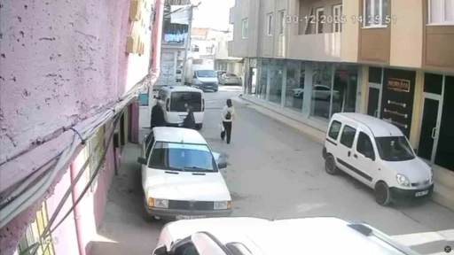 Ekmek arabasının kapısı b&ouml;yle yere serdi
