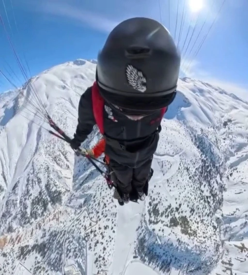 Ekstrem sporcu Ko&ccedil;ak, Erzincan&rsquo;da wingsuit ve paraş&uuml;tle 500 metreden atladı
