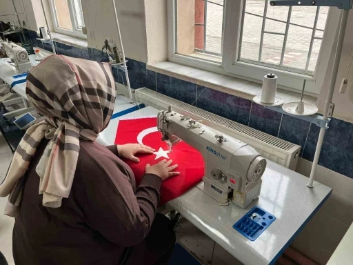 El emeği g&ouml;z nuru T&uuml;rk bayrakları ilmek ilmek işlendi
