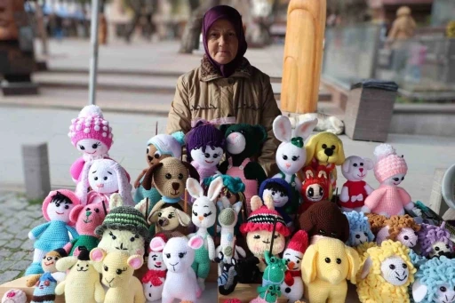 El emeğiyle ördüğü bebekleri satarak ev ekonomisine katkı sunuyor
