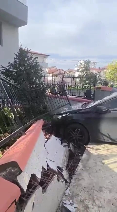 El freni çekilmeyen otomobil bahçe duvarını yıktı
