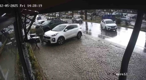 El freni çekilmeyen otomobil, başka araca çarptı
