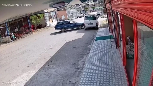El freni &ccedil;ekilmeyen otomobil hareket edip minib&uuml;se &ccedil;arptı: O anlar kamerada
