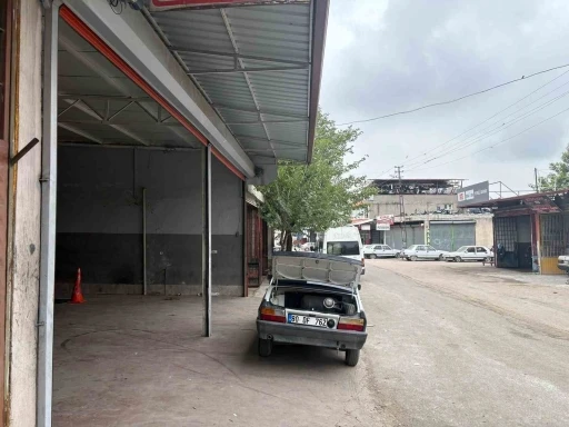 El freni &ccedil;ekilmeyen trakt&ouml;r metrelerce ilerledi, yoldan ge&ccedil;en s&uuml;r&uuml;c&uuml; durdurdu
