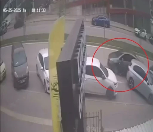 El freni çekilmeyi unutulan araç kazaya böyle karıştı
