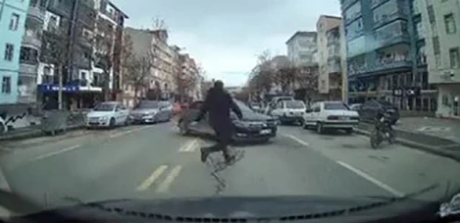 El frenini &ccedil;ekilmeyen ara&ccedil; hareket etti, başka bir s&uuml;r&uuml;c&uuml; koşarak el frenini &ccedil;ekti
