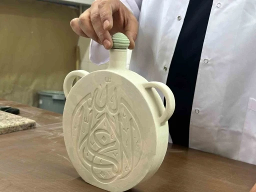 El ile şekillendirilen seramiğin fırından &ccedil;ıkıp son halini alması 1 hafta s&uuml;r&uuml;yor
