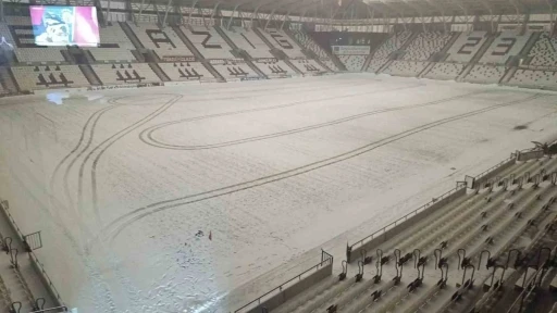 Elazığ Atat&uuml;rk Stadyumu karla kaplandı
