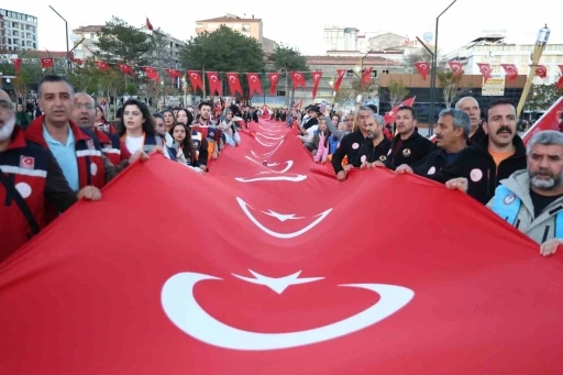 Elazığ&rsquo;da 100 metrelik T&uuml;rk bayrağıyla fener alayı d&uuml;zenlendi
