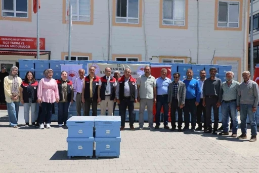 Elazığ&rsquo;da 15 arı yetiştiricisine 150 adet kovan dağıtıldı
