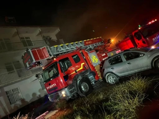 Elazığ&rsquo;da 3 katlı binada &ccedil;ıkan yangın s&ouml;nd&uuml;r&uuml;ld&uuml;
