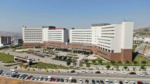 Elazığ&rsquo;da 3. kattan d&uuml;şen 4 yaşındaki &ccedil;ocuk ağır yaralandı
